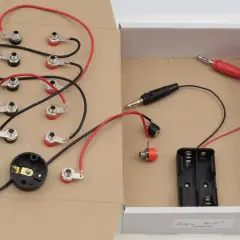 Zestaw do eksperymentów z elektrycznością dla klasy 6: przewody, gniazda, uchwyt na baterie i wtyczki.