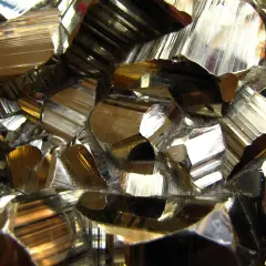 Błyszczące kryształy pirytu, znane jako "złoto głupców", to fascynujące przewodniki ciepła przykłady. Ich metaliczny połysk odbija światło.