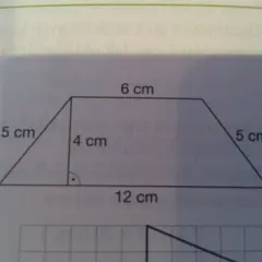 Trapez z bokami 5 cm, 6 cm, 5 cm i 12 cm. Wysokość 4 cm. Wzor na obwod trapezu to suma długości wszystkich boków.