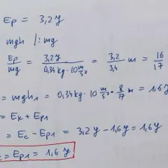 Obliczenia dotyczące energii potencjalnej grawitacji jednostki. Widać wzory i dane: m=0,34kg, Ep=3,2J, g=10m/s².