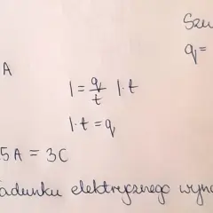 Obliczenia pokazują, jak wyznaczyć ładunek elektryczny (q) na podstawie natężenia prądu (I) i czasu (t). Wzór na natężenie prądu I=q/t przekształcono do q=I*t.
