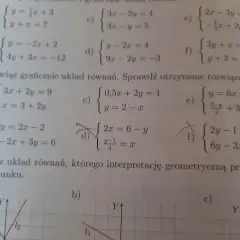 Zadanie 2. Rozwiąż graficznie układy równań. Przykład a) to układ {3x+2y=9, x=3+2y}.