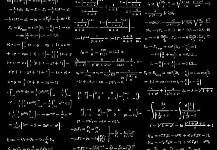 Zbiór równań fizycznych i matematycznych, w tym wzory na energię, prąd i całki.