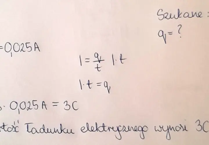 Obliczenia pokazują, jak wyznaczyć ładunek elektryczny (q) na podstawie natężenia prądu (I) i czasu (t). Wzór na natężenie prądu I=q/t przekształcono do q=I*t.