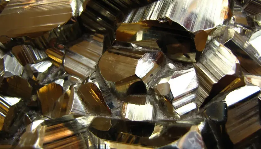 Błyszczące kryształy pirytu, znane jako "złoto głupców", to fascynujące przewodniki ciepła przykłady. Ich metaliczny połysk odbija światło.