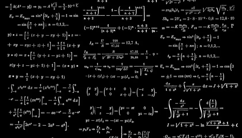 Zbiór równań fizycznych i matematycznych, w tym wzory na energię, prąd i całki.