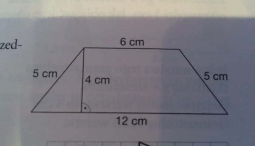 Trapez z bokami 5 cm, 6 cm, 5 cm i 12 cm. Wysokość 4 cm. Wzor na obwod trapezu to suma długości wszystkich boków.