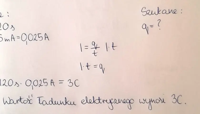 Obliczenia pokazują, jak wyznaczyć ładunek elektryczny (q) na podstawie natężenia prądu (I) i czasu (t). Wzór na natężenie prądu I=q/t przekształcono do q=I*t.