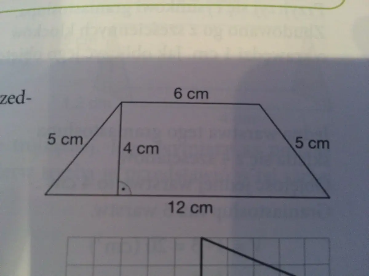 Trapez z bokami 5 cm, 6 cm, 5 cm i 12 cm. Wysokość 4 cm. Wzor na obwod trapezu to suma długości wszystkich boków.