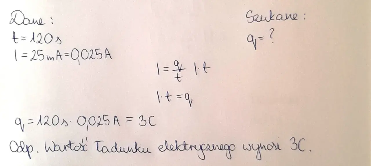 Obliczenia pokazują, jak wyznaczyć ładunek elektryczny (q) na podstawie natężenia prądu (I) i czasu (t). Wzór na natężenie prądu I=q/t przekształcono do q=I*t.